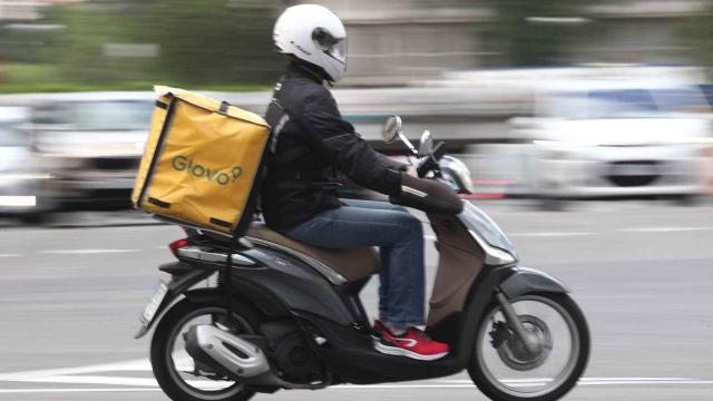 Un rider mientras reparte comida a domicilio