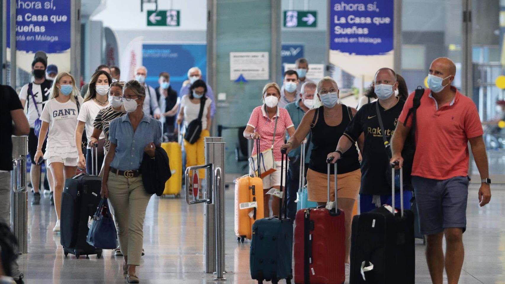 Llegada masiva de turistas de varias nacionalidades al aeropuerto de la capital para disfrutar del verano en la Costa del Sol