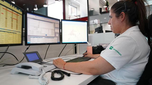 Operadora en la sala regional de 112 Andalucía.