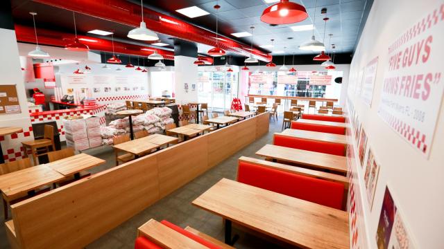 Interior del restaurante de Málaga de la cadena Five Guys.