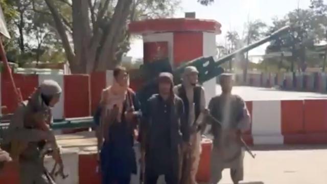 Los talibanes en la carretera de acceso a Ghanzi.