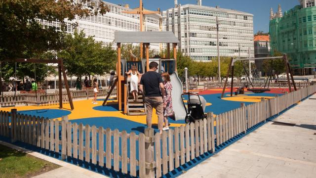 El parque de la Marina de A Coruña con el pavimento de caucho renovado.