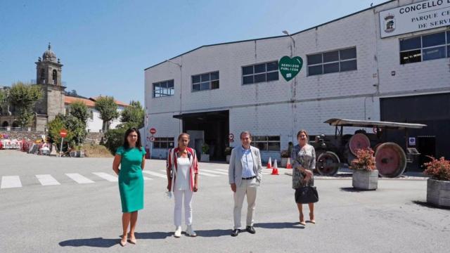 Parte del equipo de gobierno en el parque central de Santa Cristina de Lavadores.
