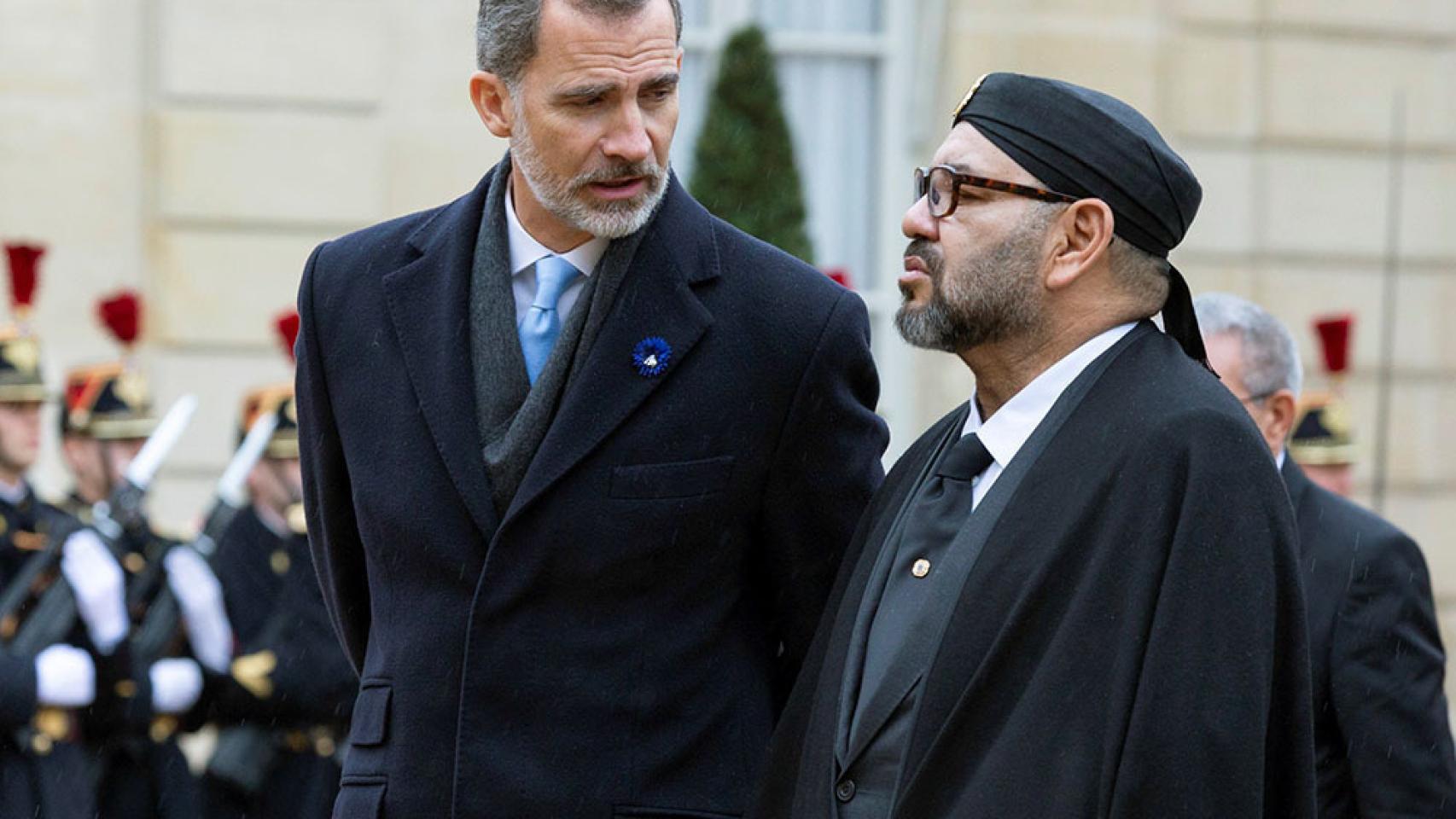Felipe VI y Mohamed VI charlan durante un encuentro oficial.