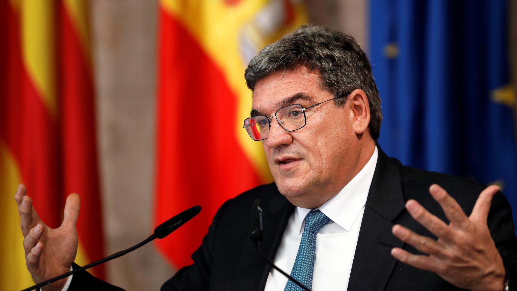 El nuevo resbalón del ministro Escrivá: Interior y Exteriores cuestionan su plan para los menas