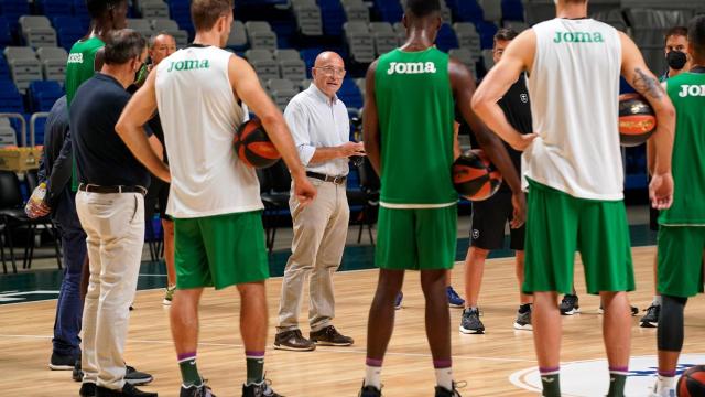 Charla de López Nieto a la plantilla del Unicaja Baloncesto de Málaga.