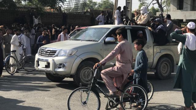 Una tropa talibán en las calles de Jalalabad.
