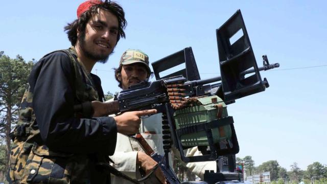 Dos muyahidines talibanes en las horas previas al cerco de Kabul.