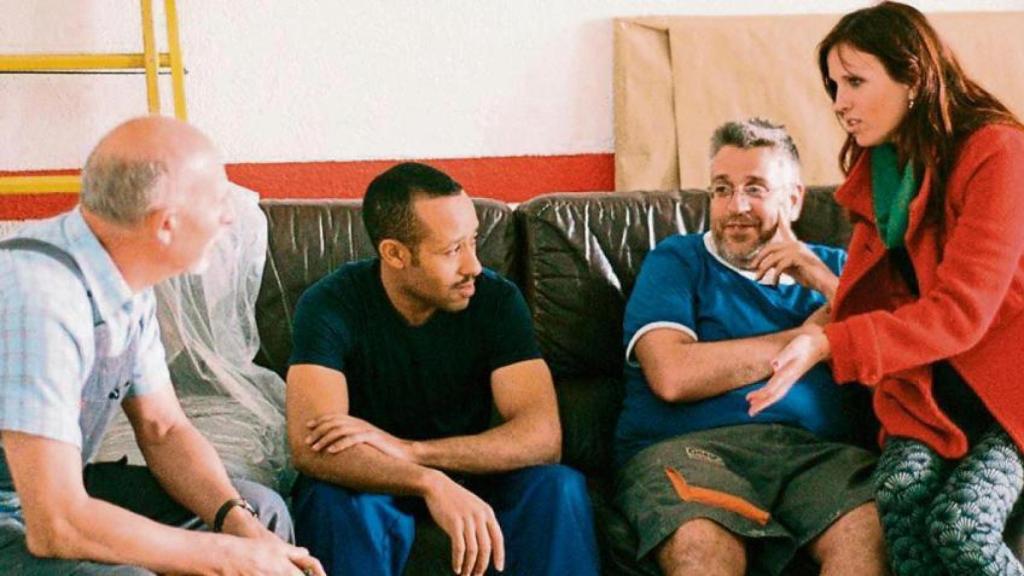 Neus Ballús junto a los actores de la película.