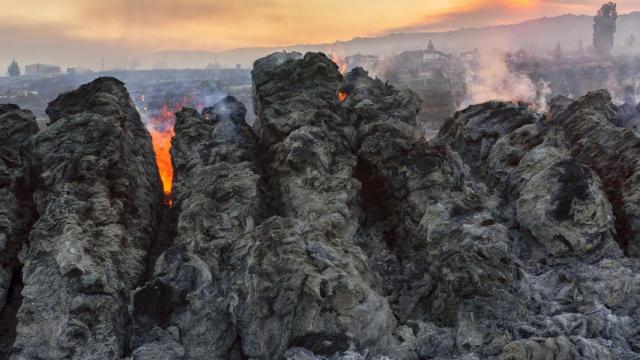 Zona calcinada en Sotalvo, municipio afectado por el incendio de Navalacruz.