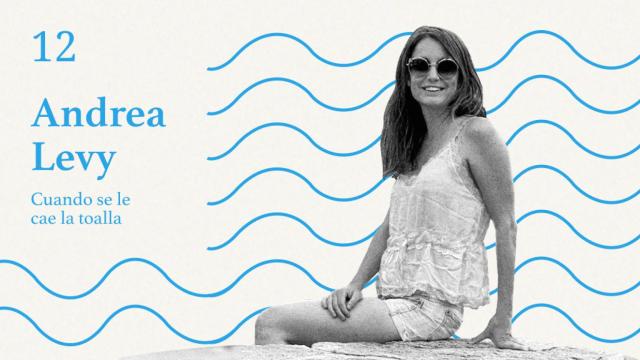 La concejal de Cultura de Madrid, Andrea Levy, en la piscina.