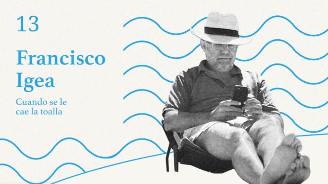 Igea, vicepresidente de Castilla y León, 'navegando' con su móvil en la playa.