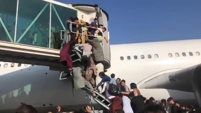 Imágenes del aeropuerto de Kabul. Miles de afganos tratan de huir del país.