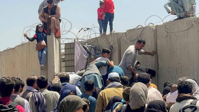 Miles de afganos tratan de huir del horror talibán.