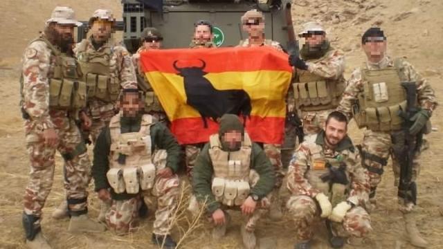 Javier Hernández, abajo a la derecha, con sus compañeros en Afganistán.