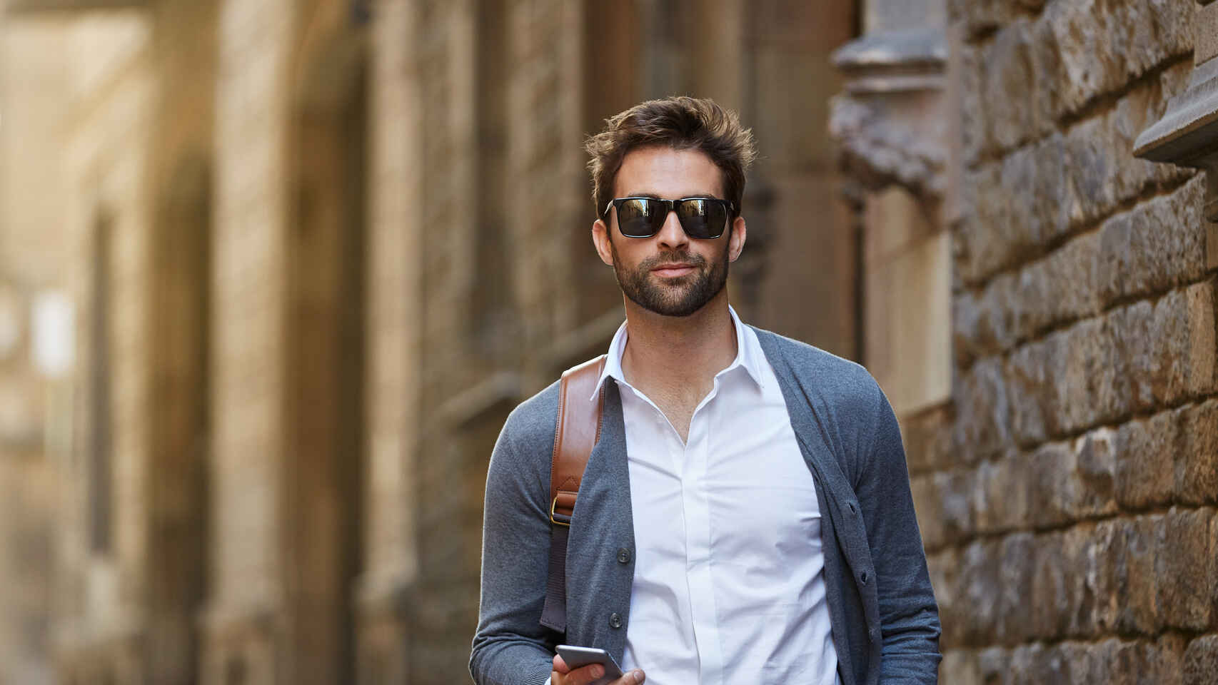 Un hombre con gafas de sol cuadradas.