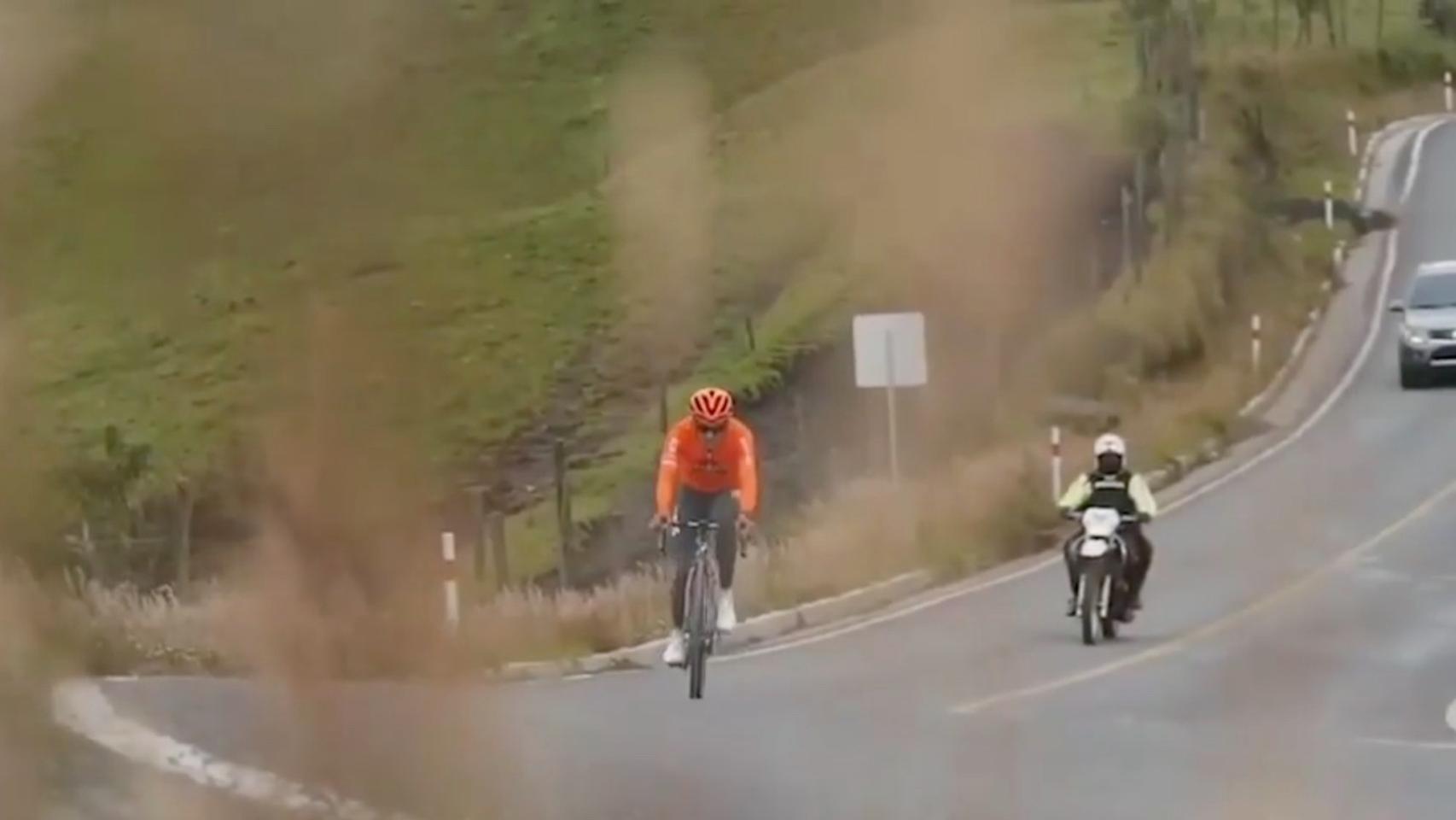 Richard Carapaz, durante uno de sus entrenamientos escoltado en Ecuador