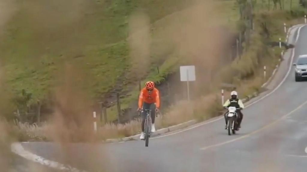 Richard Carapaz, durante uno de sus entrenamientos escoltado en Ecuador