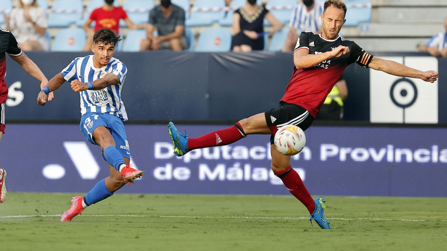 Kevin dispara a puerta durante el partido de ayer