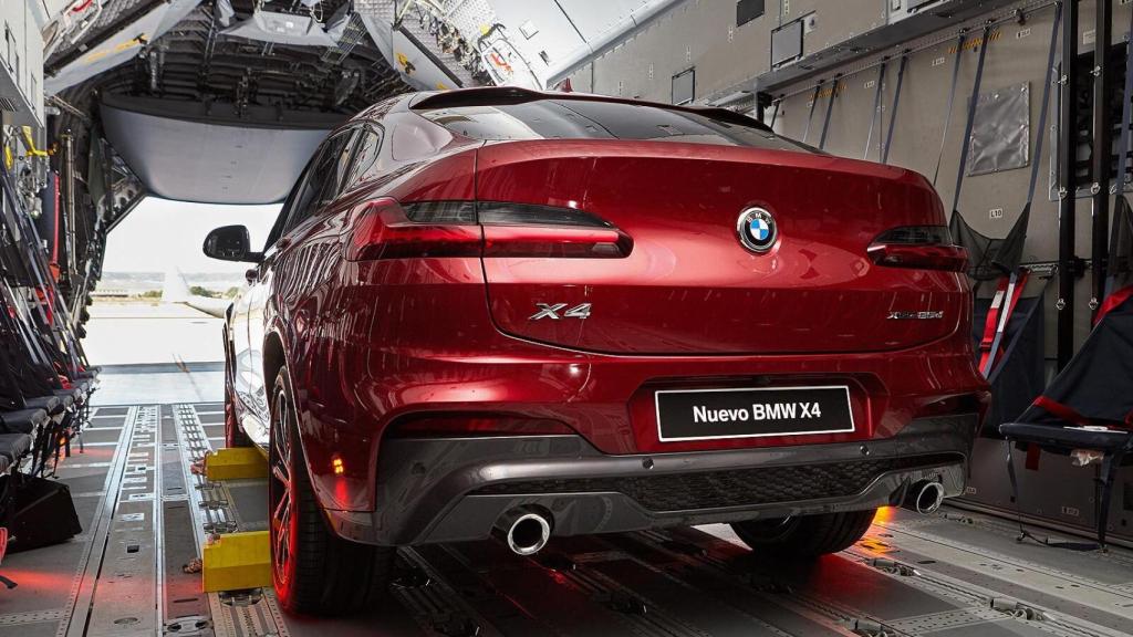 El coche dentro del Airbus A400M.