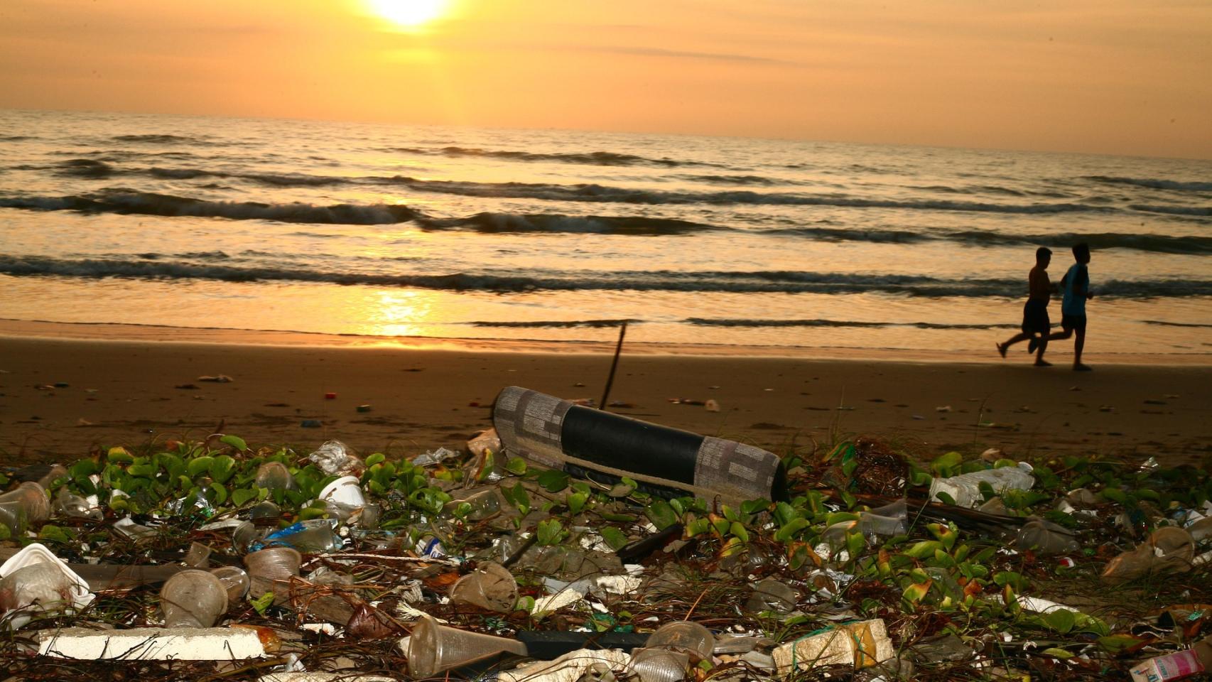 Los residuos más frecuentes suelen ser colillas, envases y tapones de botella, entre otros.