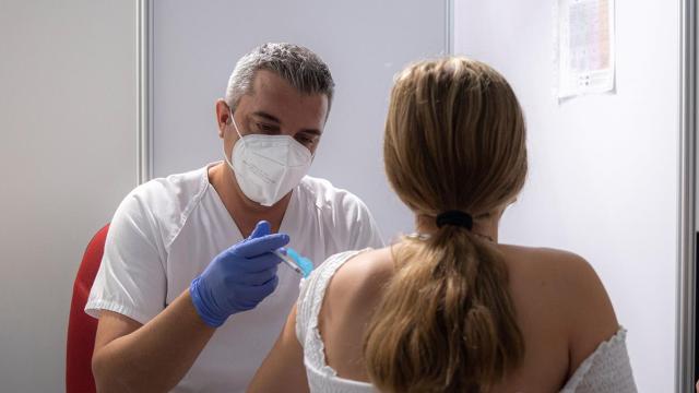 Una joven recibe la vacuna contra el coronavirus.