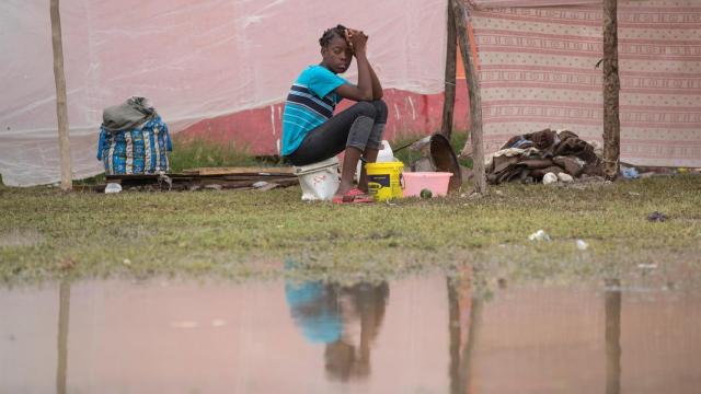Haitianos montan campamento en un estadio tras quedarse sin vivienda por el terremoto.