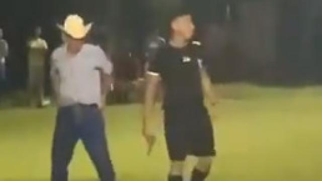 Un árbitro saca una pistola en pleno partido en Honduras