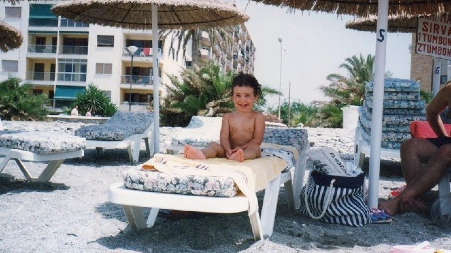 Lorena G. Maldonado de pequeña en la playa.