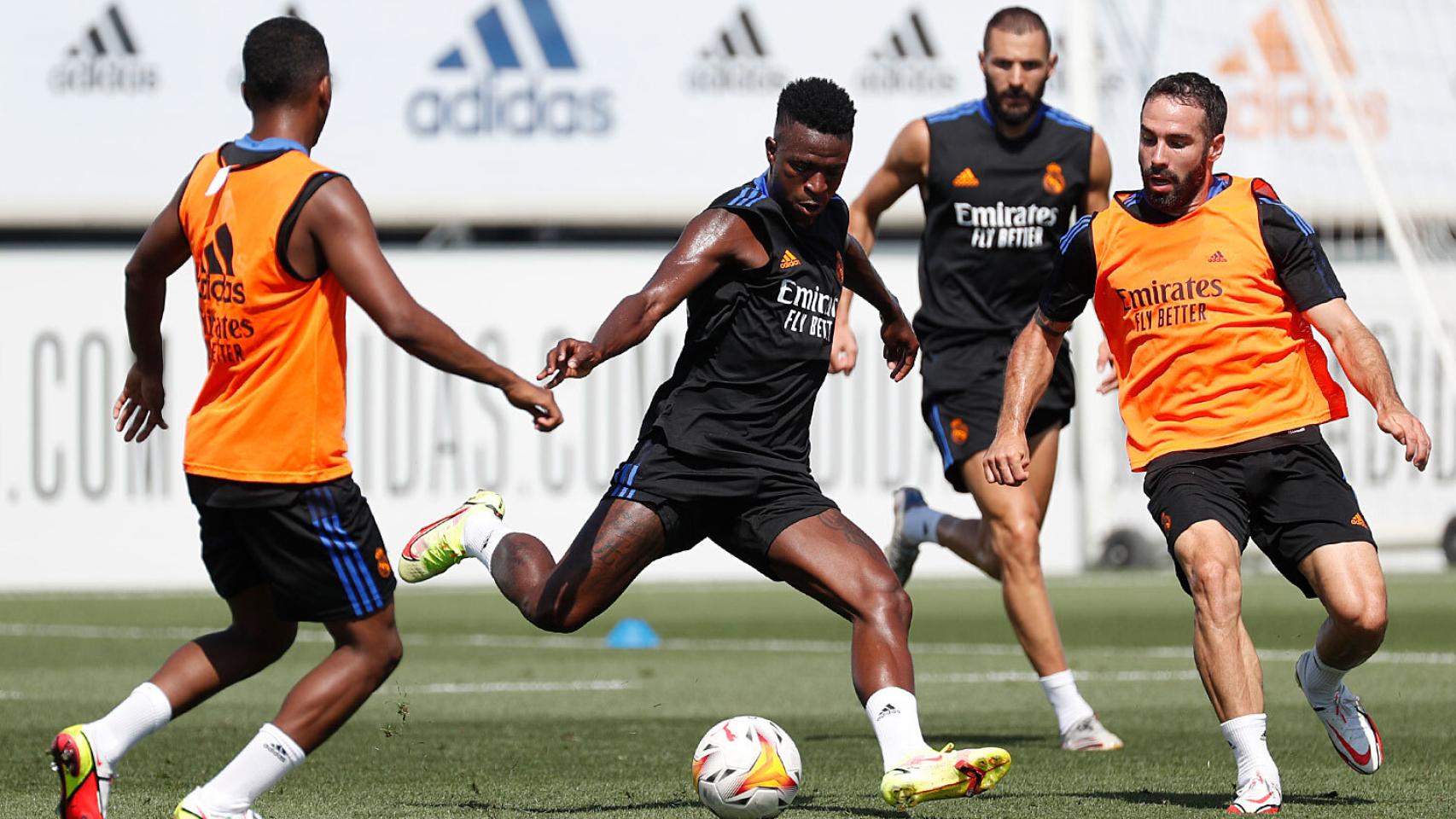 Dani Carvajal defendiendo a Vinicius