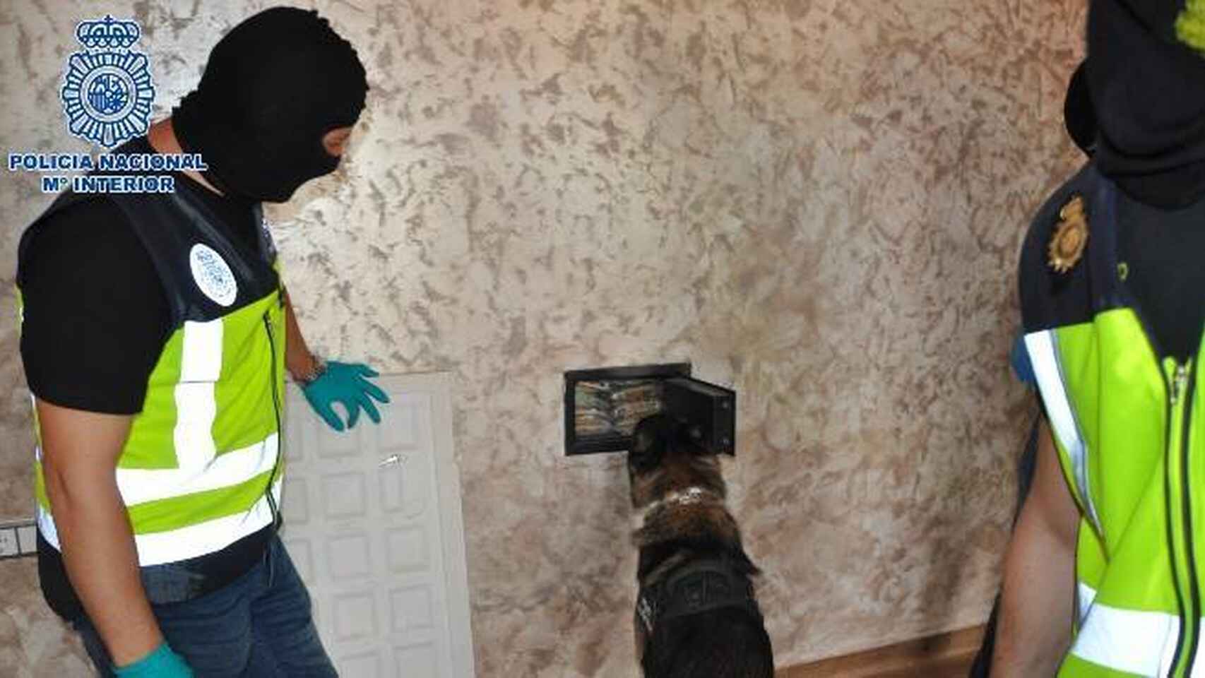 Un momento de la intervención policial durante la primera fase de la operación Cerezo