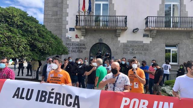 Concentración de trabajadores de Alu Ibérica en A Coruña.