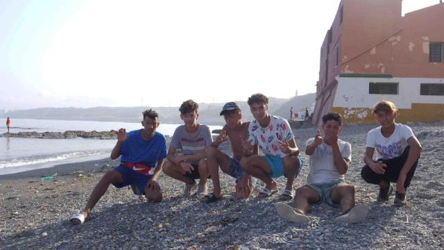 Jóvenes en la almadraba con la frontera de fondo.