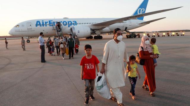 Los segundos rescatados de Kabul, en este caso 110 personas, a punto de tomar el vuelo a España en Dubái.