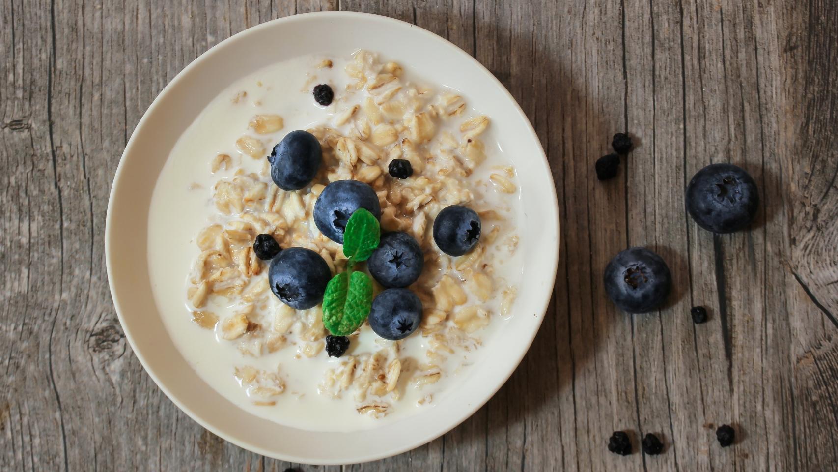 Un bol de leche con copos de avena.