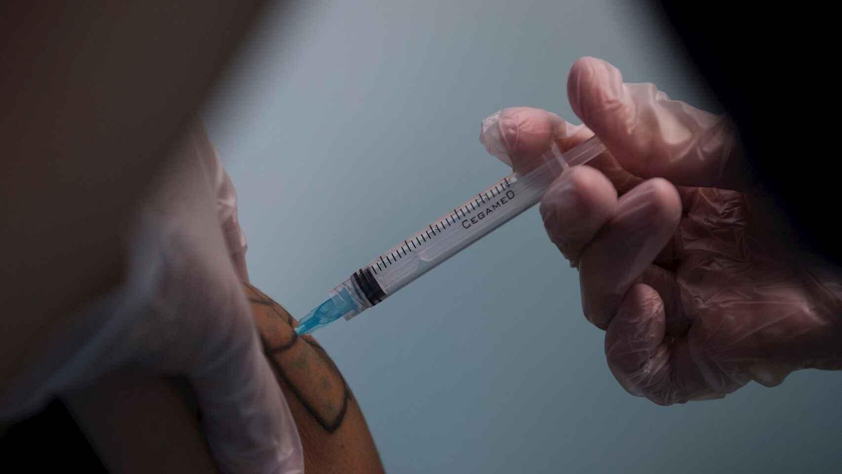 Una persona es vacunada contra el coronavirus.