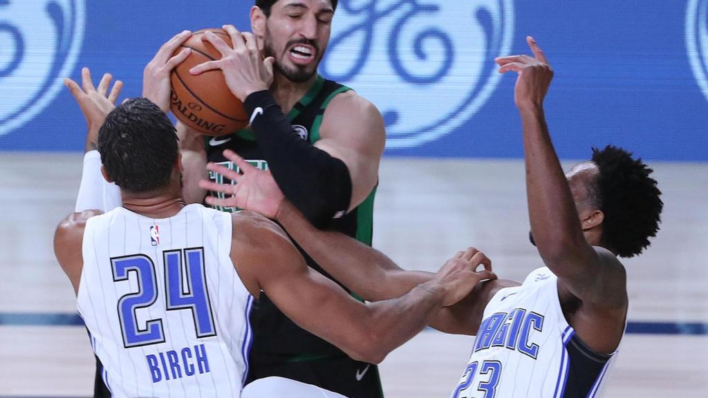 Enes Kanter durante un partido con los Boston Celtics