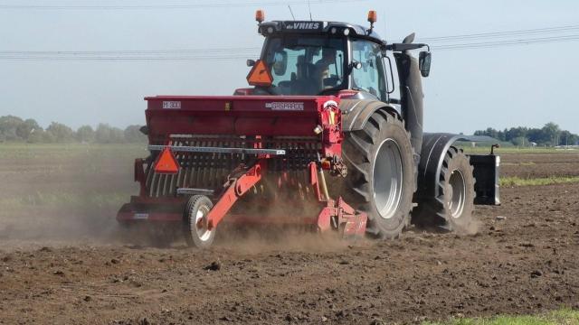 Imagen de un agricultor en Castilla y León