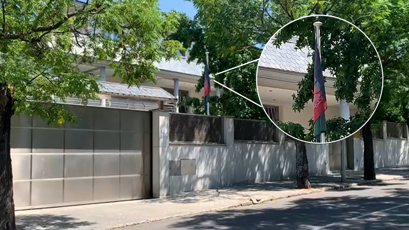 La embajada de Afganistán en España sigue ondeando la bandera nacional del antiguo gobierno