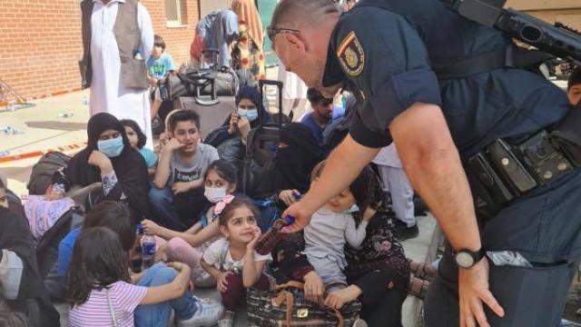 Un agente de la UIP en el aeropuerto de Kabul.