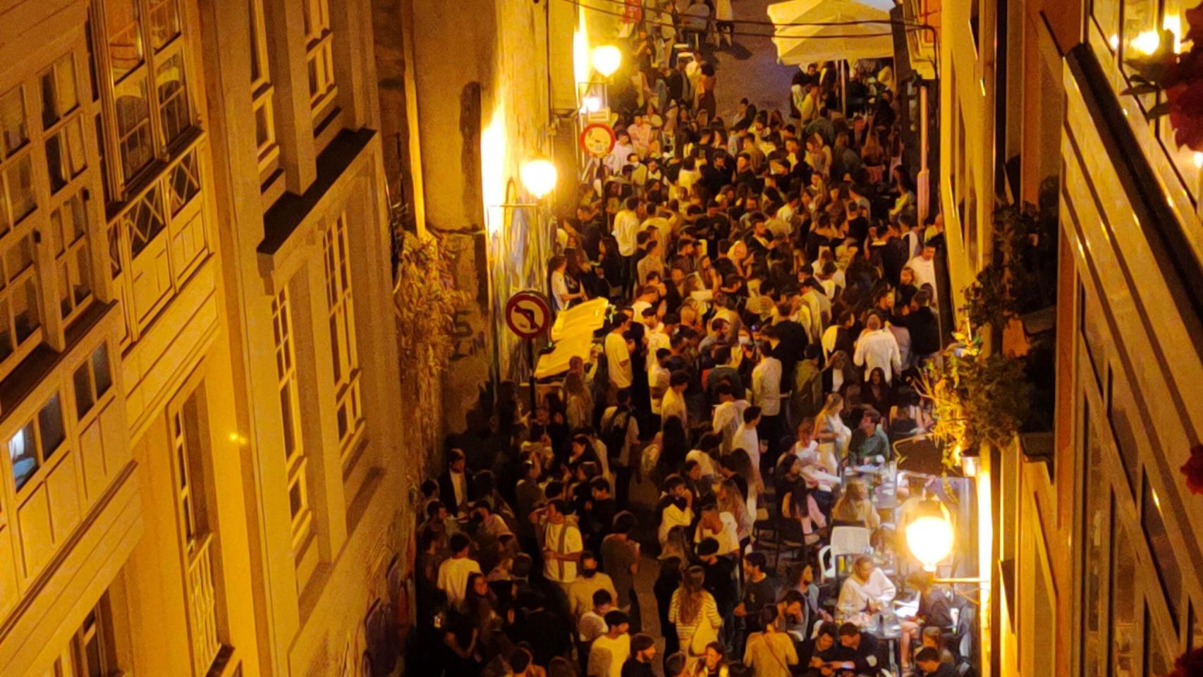 Aglomeración de clientes de hostelería en la travesía de la Cormelana, en el Orzán.