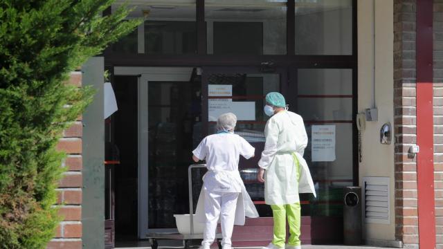 Dos trabajadores conversan en la puerta de la residencia de Las Gándaras, la mayor de Lugo, en una foto de archivo.
