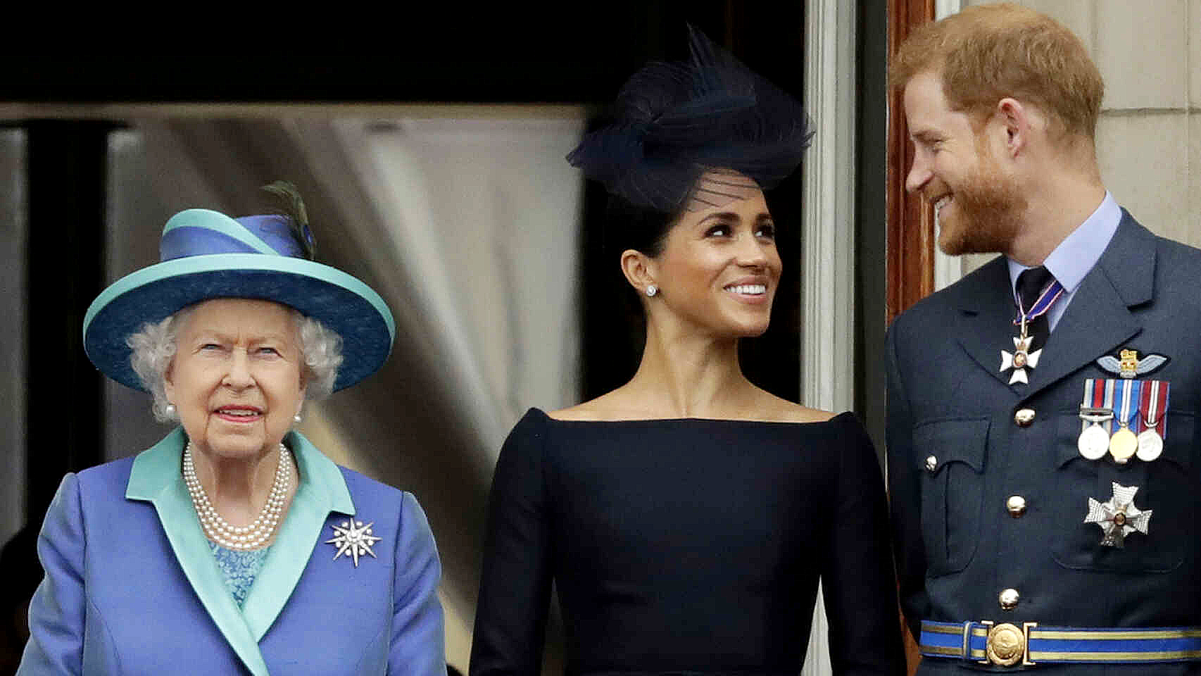 La reina Isabel, Meghan Markle y el príncipe Harry, durante un acto en Londres.