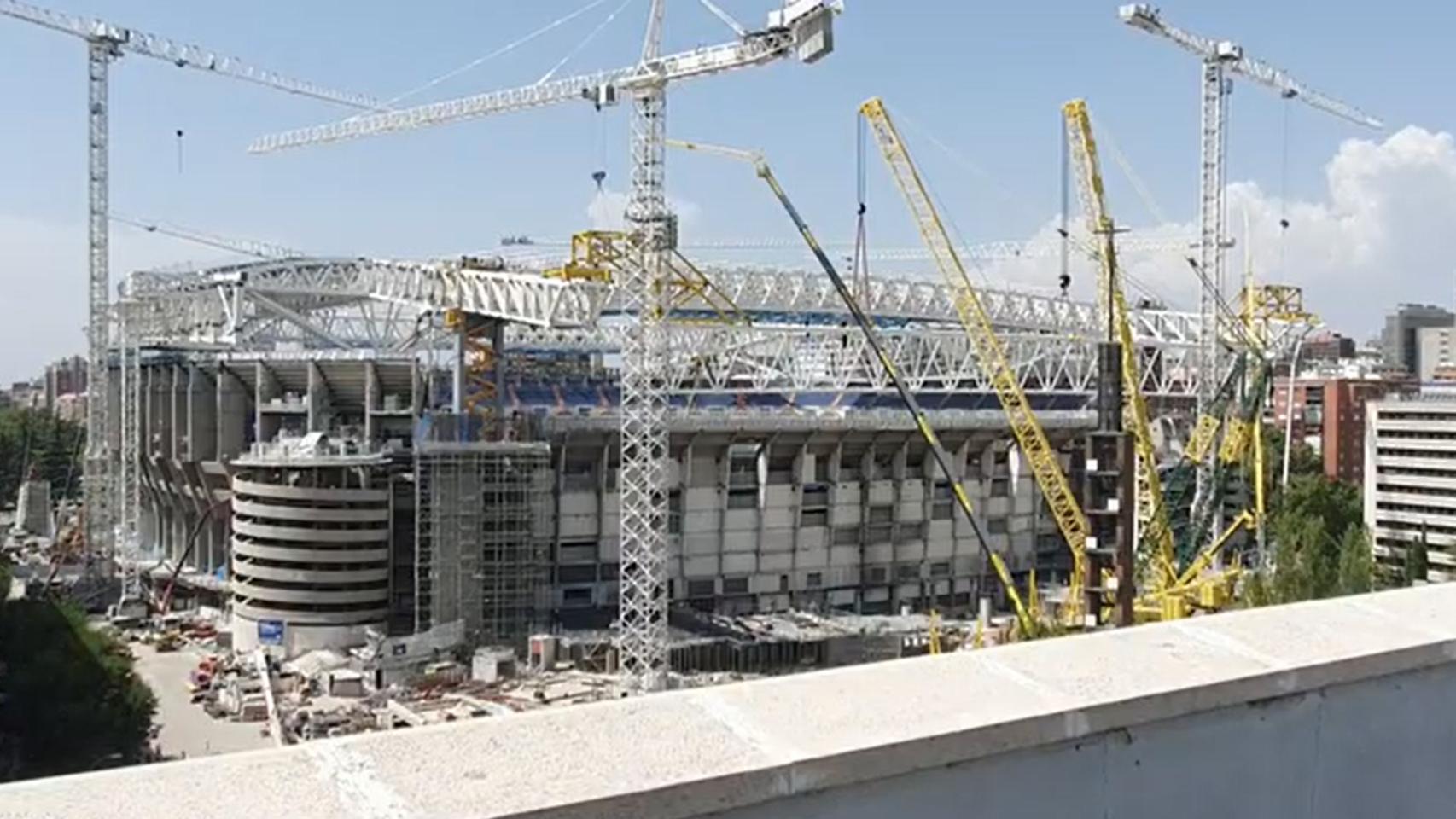 La fachada del Santiago Bernabéu durante el descuelgue de la vieja cercha de Padre Damián