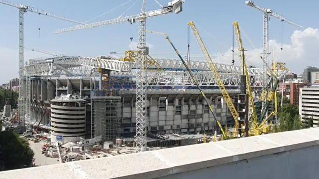 La fachada del Santiago Bernabéu durante el descuelgue de la vieja cercha de Padre Damián
