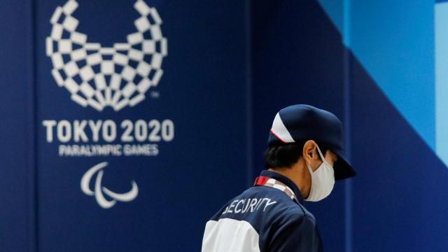 El logo de los Juegos Paralímpicos de Tokio 2020 detrás de un empleado