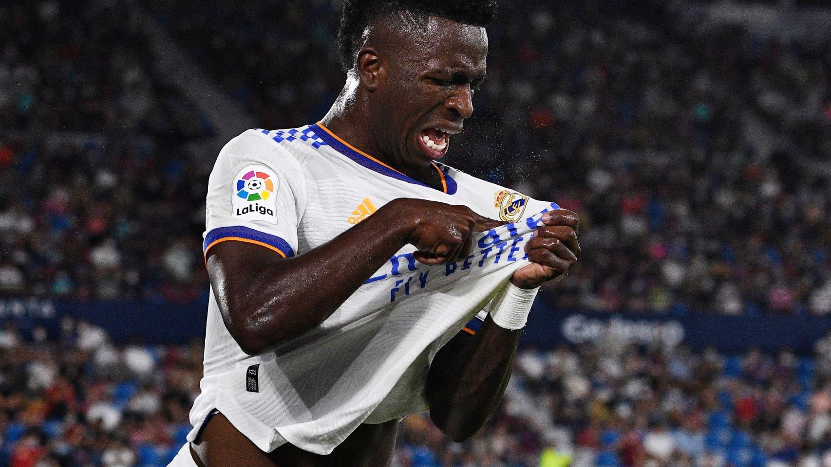 Vinicius celebra su gol al Levante besándose el escudo del Real Madrid