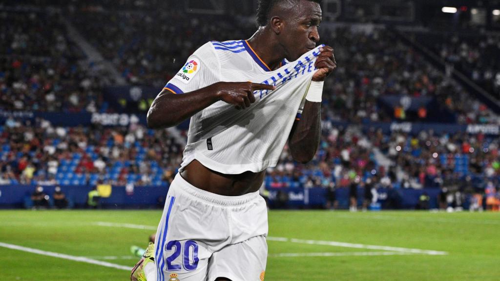Vinicius celebra uno de sus dos goles al Levante besándose el escudo del Real Madrid