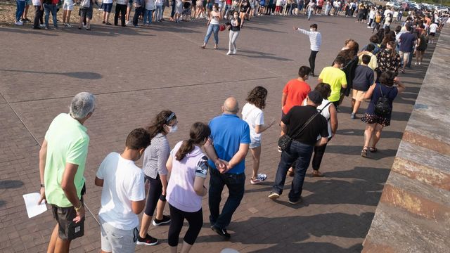 Colas para vacunarse contra la Covid-19 en el Gaiás.
