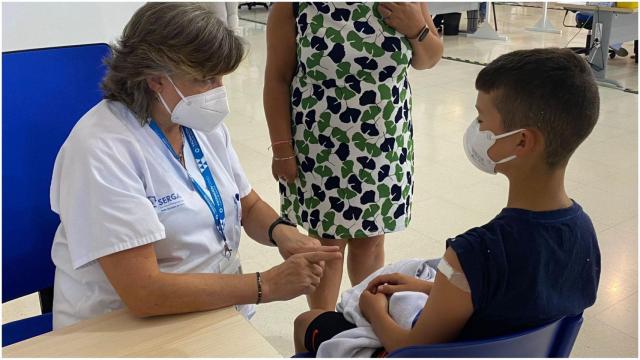 Sergio, de 13 años, recibe su primera dosis de Moderna.